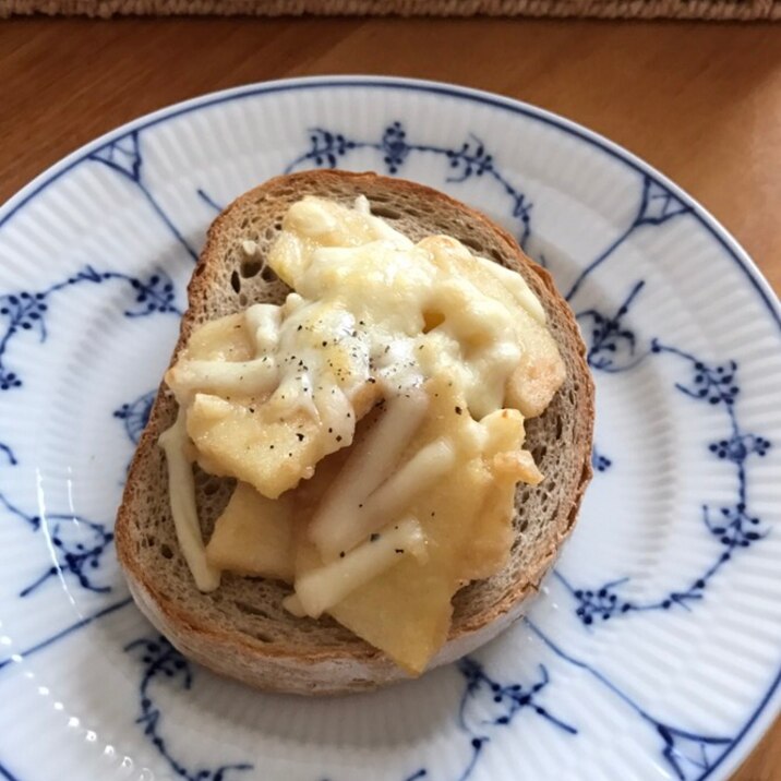 りんごとアーモンドのバター炒めのチーズトースト